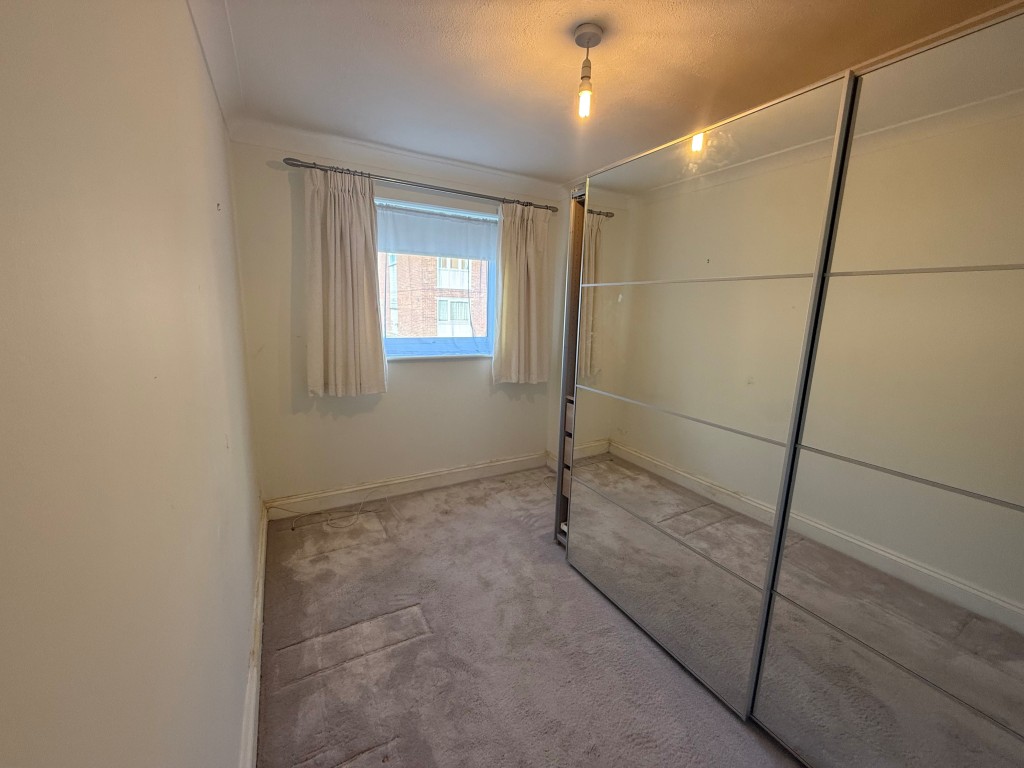 Lot: 116 - TWO-BEDROOM GROUND FLOOR APARTMENT CLOSE TO BRAINTREE TOWN CENTRE - Carpeted 2nd bedroom with wardrobe and window